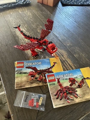 LEGO CREATOR 3 en 1 Set 31032 Criaturas Rojas (Dinosaurio, Serpiente, Escorpión) Foto 1 de 4
