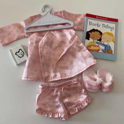 Conjunto de pijama floral satinado rosa muñeca American Girl con libros y percha retirado  Foto 1 de 4