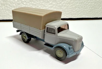 Wiking Opel Blitz 3350 Camion Pritsche Con Telo - H0 1:87 #5# - Immagine 1 di 3