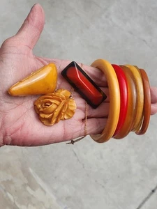Vintage Bakelite Red Golden & 5 Bracelets Red Black Bakelite Brooch Necklace - Imagen 1 de 9