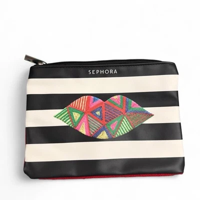 Bolsa de maquillaje cosmético Sephora a rayas blancas y negras con beso y espalda roja Foto 1 de 2