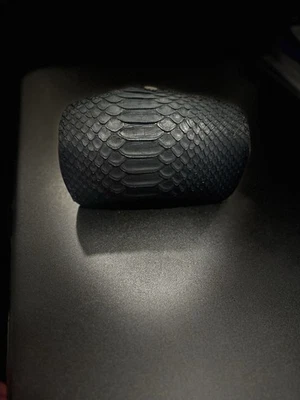 Estuche Semi Rígido para Gafas de Sol Pitón Negro con Cierre a Presión Cuero Exótico Foto 1 de 4