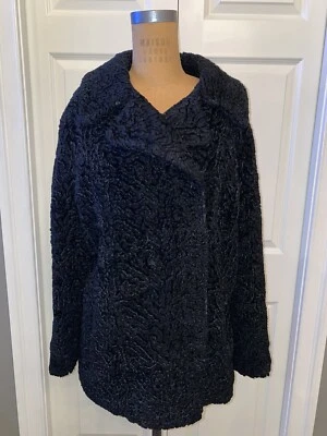 Abrigo de piel de cordero persa negro rizado genuino vintage de los años 50 con iniciales cosidas en el interior Foto 1 de 4