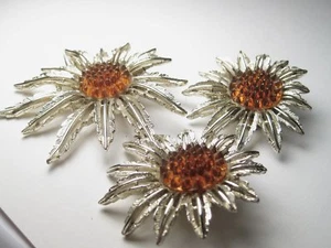 Juego de pendientes vintage de broche y clip de girasol, Sarah Coventry, tono dorado, década de 1970 - Imagen 1 de 6
