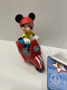 [Disney Store] Juguete de cuerda parlante Mickey Mouse - Scooter nuevo con etiquetas - Imagen 1 de 11