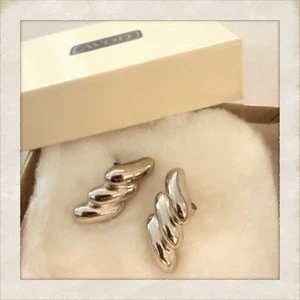 Vintage Avon Shiny Silver Sleek Wave Earrings, New in Box, Pierced Ears, 1” Long - Picture 1 of 7