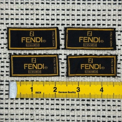 LOTE DE 4 ACCESORIOS DE REPUESTO DE COSTURA ETIQUETA ROPA FENDI - L97 Foto 1 de 4