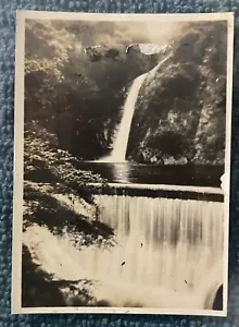 Antica fotografia giapponese seppia, cascata, 3” X 2”, danneggiata (verde) - Foto 1 di 1