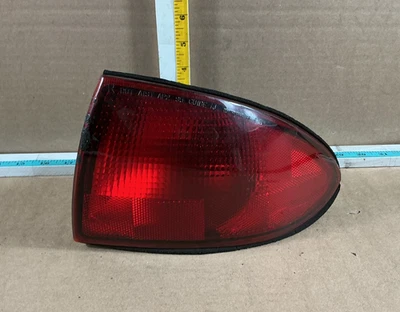 Задний фонарь установленный на правую четверть панели для Chevrolet Cavalier 1997-1999 годов выпуска - Изображение 1 из 4