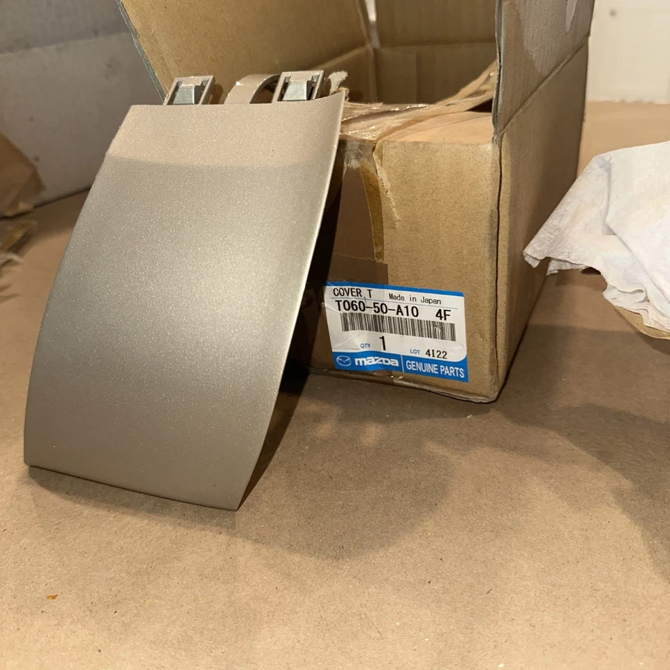 Nueva cubierta de soporte de remolque original OEM 2001-2002 Mazda Millenia (T060-50-A10-4F) Foto 1 de 4