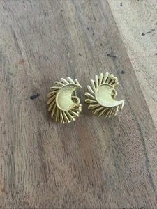 ORECCHINI TRIFARI tono oro vintage clipon firmati mezzelune con raggi - Foto 1 di 8