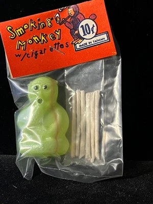 Juguete vintage de tienda de centavos años 60 VERDE mono fumador cigarrillos sopla anillos de humo C Foto 1 de 2