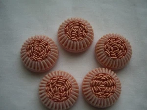 ITALIAN, PALE PINK WITH PINK THREAD DESIGN CHUNKY 22 mm BUTTONS x 5 FREE P&P - Picture 1 of 3