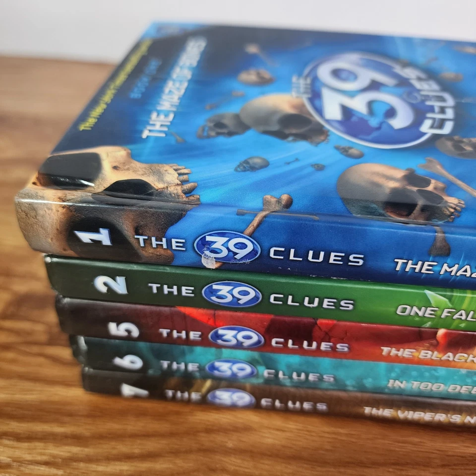 Lot of 5 The 39 Clues Hardcover Books #1-2 & #5-7 – Maze of Bones & More Foto 1 de 4