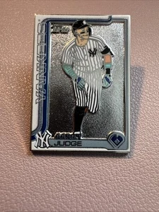 2025 Topps Series 1 Aaron Judge Collector's Pin New York Yankees Super Box - Picture 1 of 2