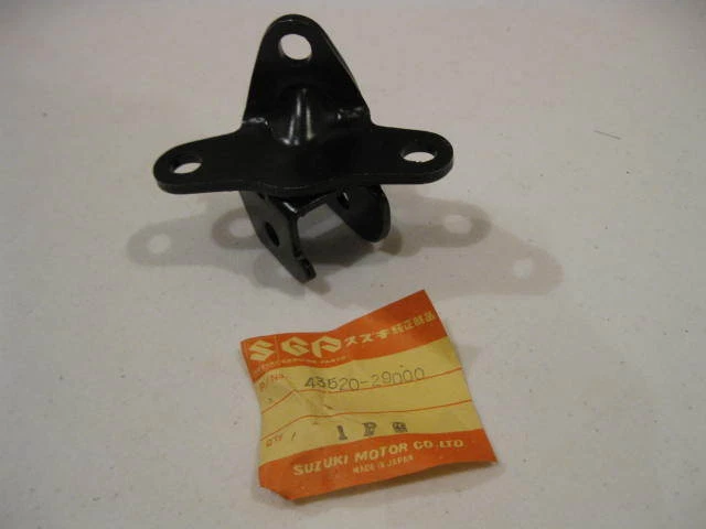Soporte reposapiés delantero Suzuki NOS TC185, TS185, 1971-1975, # 43520-29000.  S46 Foto 1 de 1