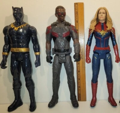 3 bonecos de ação Marvel Avengers Capitão Marvel/Falcão/Pantera Negra - 11,5" H - Imagem 1 de 4