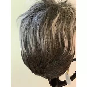 Kurz geschnittene graue Haarperücke - Bild 1 von 3