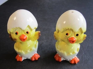 VTG Retro Japan Ceramic Baby Chickens Emerging From Eggs Salt & Pepper Shakers - Picture 1 of 5