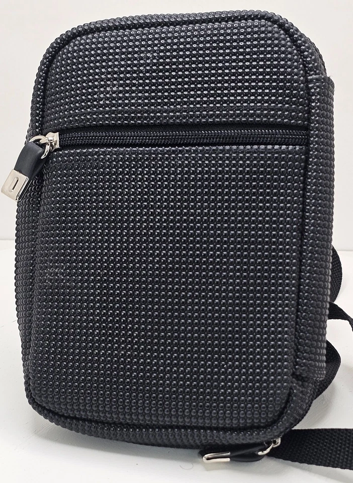 Bolso Bandolera Urban Oxide 2 Negro Goma Guijarro, Correa Ajustable 7.75 X 5.5 Foto 1 de 4