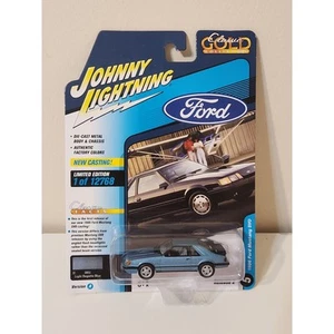 Ford Mustang SVO 1986 Blu Johnny Lightning Classic Oro Scala 1:64 2022 R2 - Foto 1 di 6