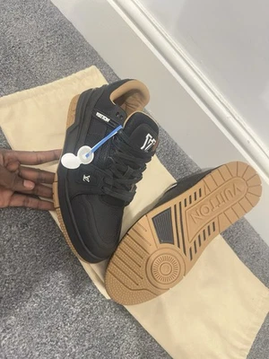 Sneakers LV taglia 9 - Immagine 1 di 4