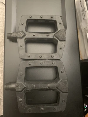 GT PC Nylon Logo Moldeado BMX Pedales Planos 9/16" Husillo Negro.............. Foto 1 de 4