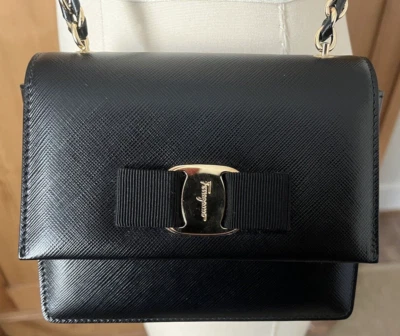 Impresionante Bolso de Hombro Salvatore Ferragamo Cuero Negro y Dorado Mini Vara ¡COMO NUEVO! Foto 1 de 4