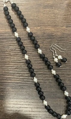 Juego de collar y pendientes de perlas de vidrio blanco y ágata negra de 18" Foto 1 de 3