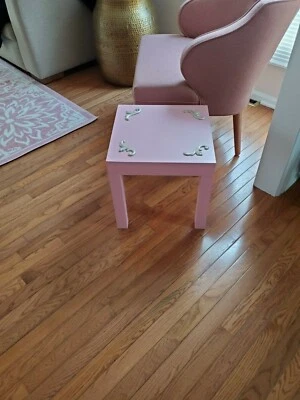 mesa auxiliar rosa con detalles dorados Foto 1 de 2