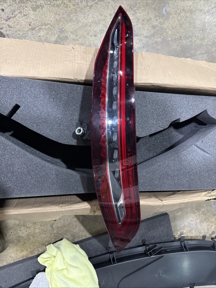 19 MERCEDES BENZ AMG GT63S X290 MONTAJE LUZ TRASERA PASAJERO DERECHO Foto 1 de 1