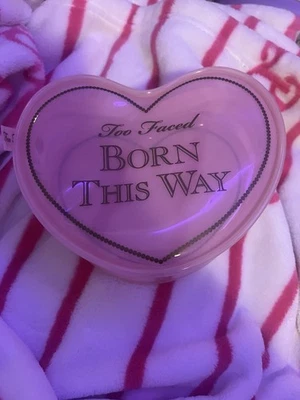 Bolsa de maquillaje en forma de corazón Too Faced Born This Way Foto 1 de 3