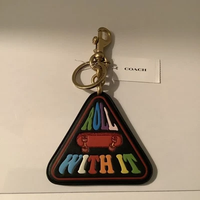 Chaveiro Coach Pride Signature arco-íris e couro “Roll With It” charme fob CA337 - Imagem 1 de 4