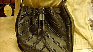 Vince Camuto Rayli Hobo-Schultertasche aus Leder mit Kordelzug schwarz neu ohne Etikett - Bild 1 von 9
