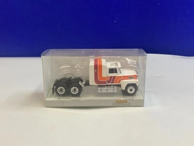 BREKINA HO МАСШТАБ 1/87 FORD LTL 9000 БЕЛЫЙ С КРАСНЫМИ/ОРАНЖЕВЫМИ ПОЛОСАМИ 85876 - Изображение 1 из 4