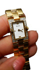 Wunderschöne BULOVA Gold Armbanduhr mit Kristallen auf Lünette C967828 FRISCH AKKU