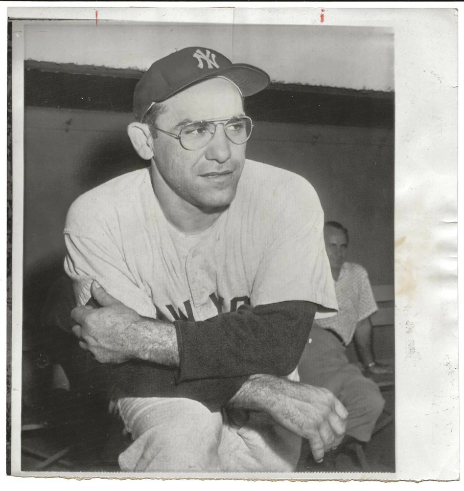 Foto de prensa original 1957 tipo 1 de los Yankees de Nueva York Salón de la fama Yogi BERRA Foto 1 de 2