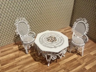 Mesa, sillas y poste de lámpara de jardín de alambre blanco para casa de muñecas escala 12 Foto 1 de 4