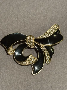 Vintage Trifari Black Enamel Gold Tone Rhinestone Bow Ribbon Coquette Brooch Pin - Bild 1 von 6