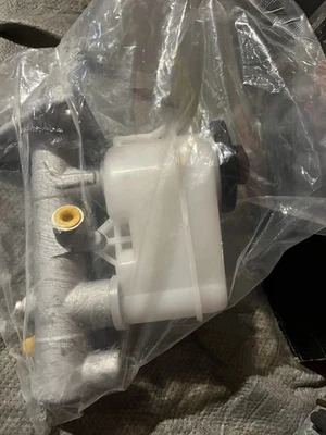 Nuevo cilindro maestro de freno Toyota Corolla 93-97 sin ABS Foto 1 de 3