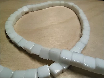 Porzellan. Perlen. Würfel 6x6mm. Strang, ca. 65 Stück. Schmuckzubehör Basteln - Bild 1 von 4