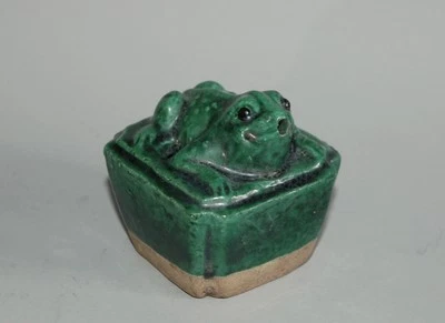 Gotero de agua y soporte para cepillo, rana sobre base cuadrada, gres, esmalte verde, China Foto 1 de 4