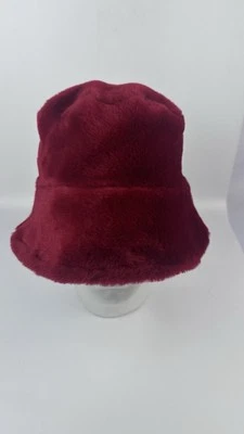 Sombrero de piel sintética rojo Neiman Marcus hecho en Italia  Foto 1 de 4
