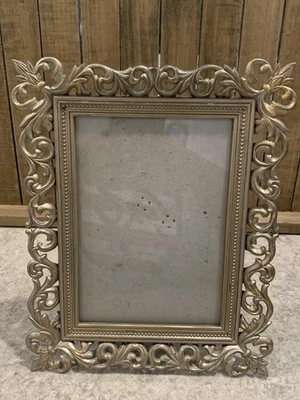 Caballete vintage ornamentado desplazado Burnes of Boston marco de fotos de metal pesado 5x7 Foto 1 de 4