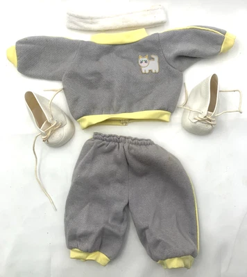Cabbage Patch Niños Gris Gatito 1983 Coleco Amarillo Recortado Traje para Correr Zapatos Banda Foto 1 de 4