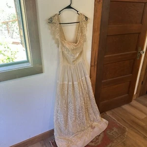 Spanish Style Wedding Gown - Picture 1 of 4