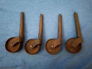 Antiguo Lote de 4 RUEDAS DE METAL Mueble Cómoda Vintage Hardware Steampunk - Imagen 1 de 6