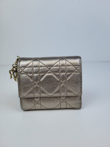 Portefeuille métallisé en peau d'agneau cannage Lady Dior Lady Dior doré