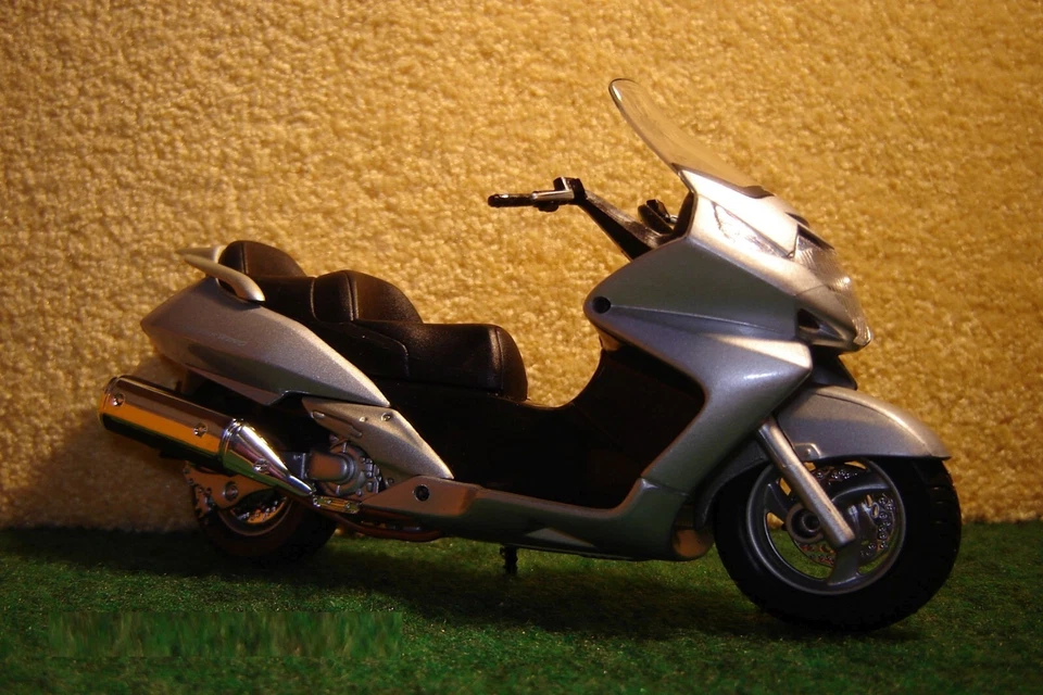 1 18 Honda Silver Wing Silber WELLY 00153 - Bild 1 von 1