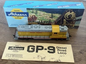Locomotora diésel escala HO Athearn, GP-9, Union Pacific, amarilla, #250 - 3154 - Imagen 1 de 9